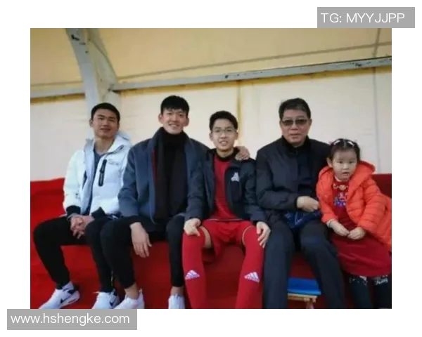 足球明星与恩师之间的深厚情谊与共同成长之路探讨