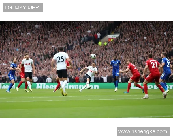 足球明星球员在比赛中的精彩瞬间与动人时刻的完美定格